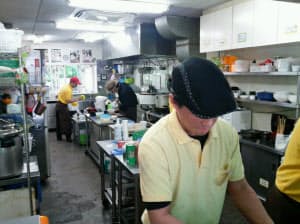 合宿型プログラムで働くニートの若者たち（奥、横浜市の250にこまる食堂）