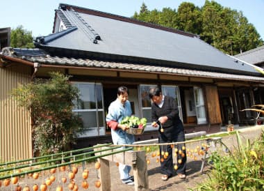 「共同生活の家　花籠」は元気な入居者に農作業を手伝ってもらう（岐阜県八百津町）