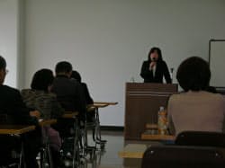 FPの畠中さんは11月に引きこもりの保護者に向けて講演し、サバイバルプランの検討を提案した　（東京都新宿区）