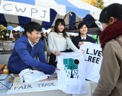 地球環境関連のイベントでTシャツを売る「クラブワールドピースジャパン」のメンバー。左から大泉さん、佐々木さん、中西さん（東京都江戸川区）