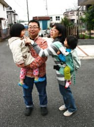 2人の子との特別養子縁組で4人家族となった石下洋志さんと妻の綾さん