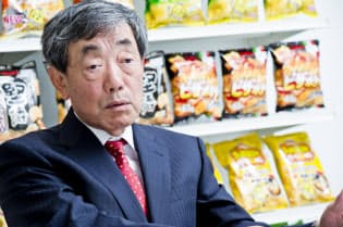 カルビー時代、記者の質問に答える松本晃氏