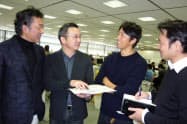 DoCLASSEでは高松さん（左から2番目）をはじめ、転身してきたミドル社員が職場をけん引する（東京・世田谷）