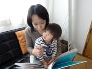 「スポット在宅勤務のおかげで息子と過ごす時間が長くなった」というサントリービジネスエキスパートの岡本亜矢子さん(都内の自宅)