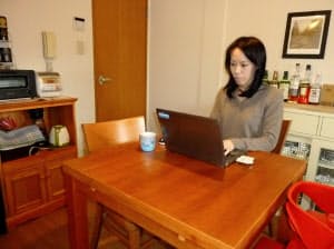 子供を寝かしつけた後に30分だけ「スポット在宅勤務」することも(サントリーの岡本さん)