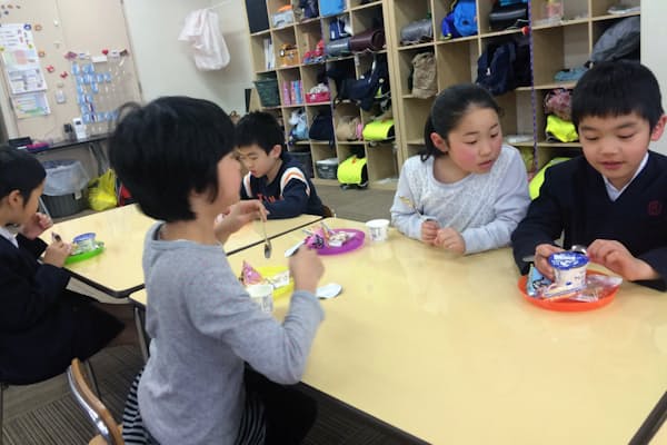 午後3時半、学童保育の子どもたちが待ちに待ったおやつタイムを過ごす（東京都中央区のリックキッズ水天宮校）