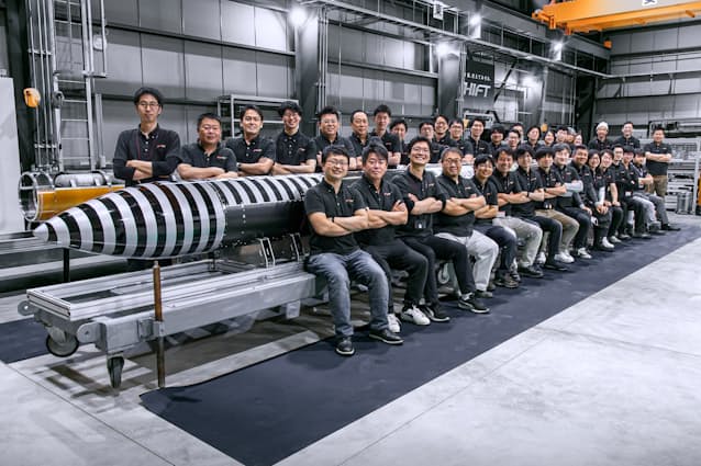 インターステラテクノロジズの仲間たちと(前列左端が稲川貴大・同社社長、隣は堀江貴文氏)