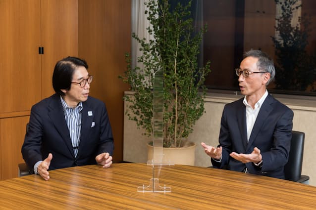 丸井グループの青井社長(右)と一橋大学CFO教育研究センター長の伊藤氏