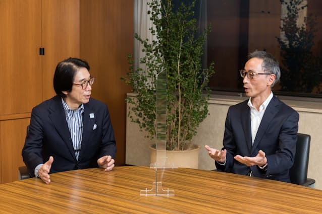 丸井グループの青井社長（右）と一橋大学CFO教育研究センター長の伊藤氏