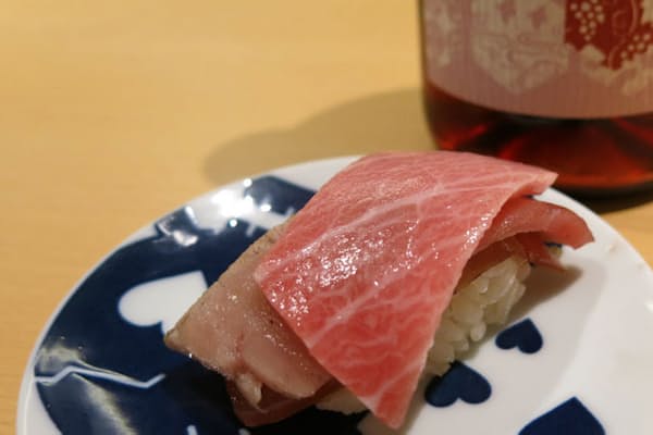 東京・三軒茶屋の「寿司とワイン サンチャモニカ」の看板にぎり「まぐろ三重奏」（1貫399円）。大トロ、あぶりトロ、漬け赤身という3種類のマグロをシャリにのせた