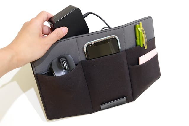 ノートパソコンの周辺機器などを入れた状態
