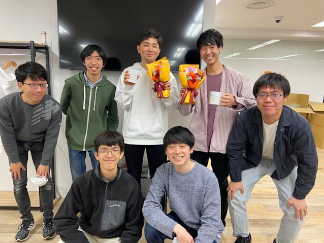 創業1周年でメンバーと。後列右端が笹沼さん、その手前が鈴木さん=ヨンデミー提供