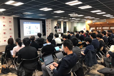 CSの普及に向けてセミナーなどへの登壇も増えてきた(中央奥が高橋さん)