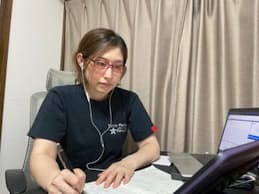 「パスファインダー」をオンライン受講する角田佳美さん。家族が寝静まった深夜帯が勉強タイムだ。