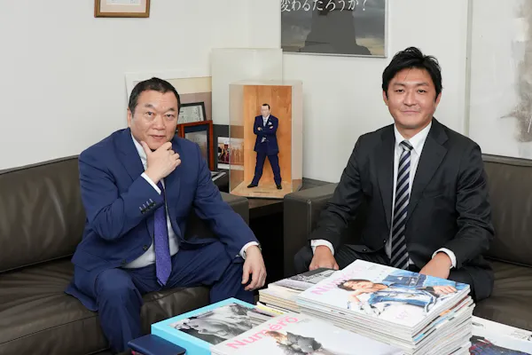 レアゾン・ホールディングスの渡邉真社長(右)と対談する幻冬舎の見城徹社長