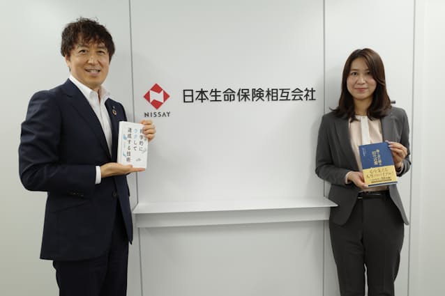 日本生命の人材開発部担当部長・川島良章さん(写真左)と、入社4年目の齊藤瑞穂さん