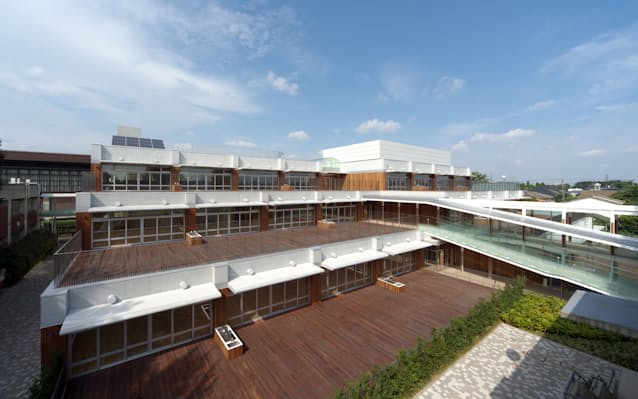 2008年に新しくなった成蹊小の校舎。デザインしたのは卒業生でもある建築家の坂茂氏だ