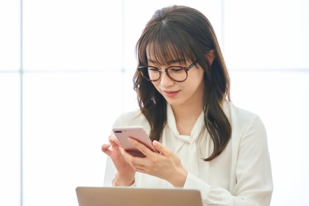 スマートフォンを使えば、すきま時間に学びがはかどる(写真はイメージ) =PIXTA