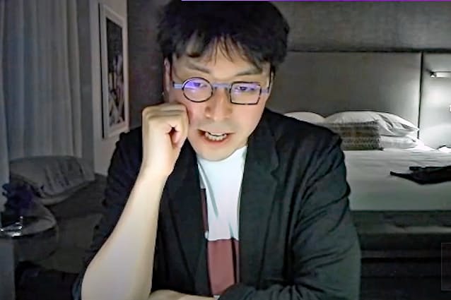 米エール大学助教授の成田悠輔氏。リモートでユーチューブ番組に出演するなど多忙な日々が続く(日経テレ東大学チャンネルより)