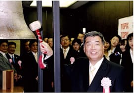 日本M&Aセンターの東証1部上場で鐘を鳴らす分林氏（2007年）