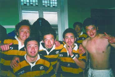 慶応時代の広瀬氏(左から2人目)。キャプテンを務めたのは4年の時で全国大会は1回戦負けだった。それが社会人でもラグビーを続ける原動力になった
