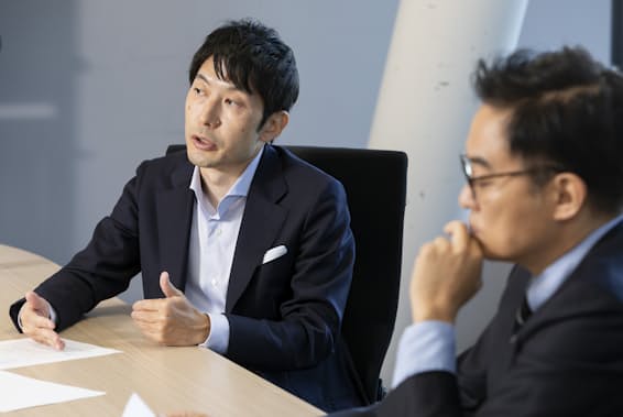 経営共創基盤・共同経営者の塩野誠さん(写真左)。ゴールドマン・サックス、ベンチャー起業、べイン、ライブドアなどを経て現職。大企業のコンサルティングや北欧・バルト地域でベンチャー投資を行い、フィンランド在住経験がある。著書に『20代のための「キャリア」と「仕事」入門』(講談社)『デジタルテクノロジーと国際政治の力学』(NewsPicksパブリッシング)など。