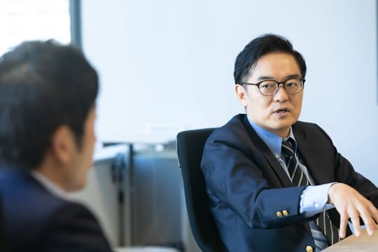 30社以上で産業医を担当する大室正志さん(写真右)