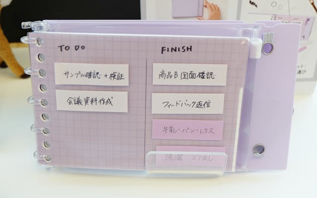 表紙に色味を合わせた透明のインデックスは付箋台紙としても活用できる