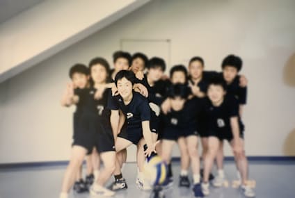 岡山白陵時代は中高通してバレーボールに打ち込んだ(左から4人目が岩岡氏)