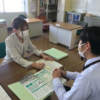 市議会の事務局職員と打ち合わせする松江市議・中村ひかりさん㊧(松江市)