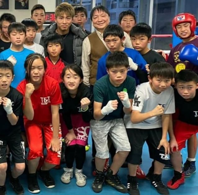 キッズの育成には特に力を入れてきた(大橋会長の左隣は井上尚弥選手)