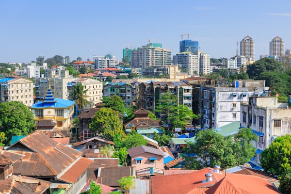 ミャンマーでは2021年2月以降、国軍の影響下にある（首都ヤンゴンの市街）=PIXTA