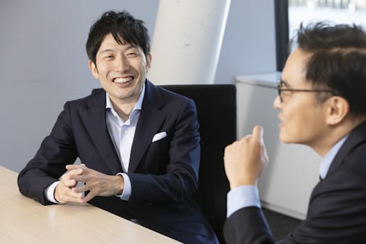 経営共創基盤・共同経営者の塩野誠さん(写真左)。ゴールドマン・サックス、ベンチャー起業、べイン、ライブドアなどを経て現職。大企業のコンサルティングや北欧・バルト地域でベンチャー投資を行い、フィンランド在住経験がある。著書に『20代のための「キャリア」と「仕事」入門』(講談社)『デジタルテクノロジーと国際政治の力学』(NewsPicksパブリッシング)など。