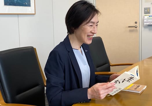 高橋さんは10年ほど前に同書に出合い、感銘を受けたという=中外製薬提供