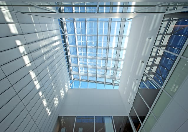 構造とファサードが融合した好例に、大日本印刷市谷工場整備計画の一部に当たる「I Project Skylight(アイ プロジェクト スカイライト)」がある。アクリル製のプリズムルーバーを構造の格子内に十字に取り付け、光を下階へ送る仕掛けとした。ファサードでは、そのトップライトの形や構造をいかにシンプルにするかを担った(写真:アラップ)