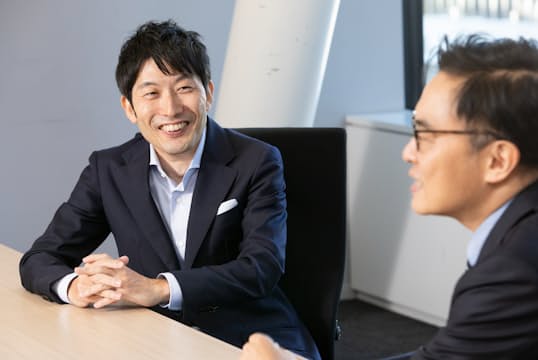 経営共創基盤・共同経営者の塩野誠さん(写真左)。ゴールドマン・サックス、ベンチャー起業、べイン、ライブドアなどを経て現職。大企業のコンサルティングや北欧・バルト地域でベンチャー投資を行い、フィンランド在住経験がある。著書に『20代のための「キャリア」と「仕事」入門』(講談社)『デジタルテクノロジーと国際政治の力学』(NewsPicksパブリッシング)など。