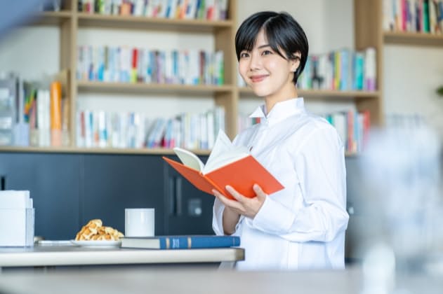 言葉との出合いは読書に導かれることが多い(写真はイメージ) =PIXTA