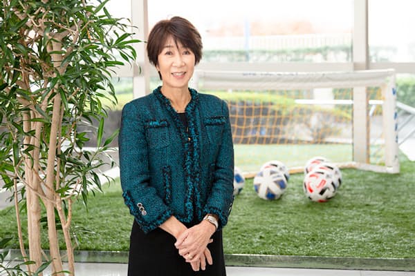 1958年、東京都生まれ。1972年に中学校の男子サッカー部に入部。その後、日本初の女子サッカークラブ「FCジンナン」でプレーし日本女子代表に選ばれる。高校1年のとき、東京都サッカー協会主催のリーダースクールを女性として初めて受講。1979年日本女子サッカー連盟設立時の初代理事メンバー。早稲田大学卒業後、日米の金融業界で活躍。2020年WEリーグ初代チェアに就任