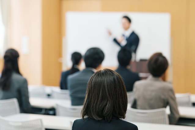 こぢんまりとしたイベントは人が少ないゆえの入りにくさを感じるのですが、利点も少なくありません(写真はイメージ)=PIXTA