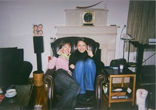 「東大に入って最初に感じたのは孤独感」と振り返る。だが、部活を通じて仲良しの女子の友だちができ、乗り切った(大学時代の友人とのスナップ。右が申氏)