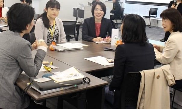 職場の女性活躍推進ネットワークで相談を聞き助言する片倉氏㊥（2018年）