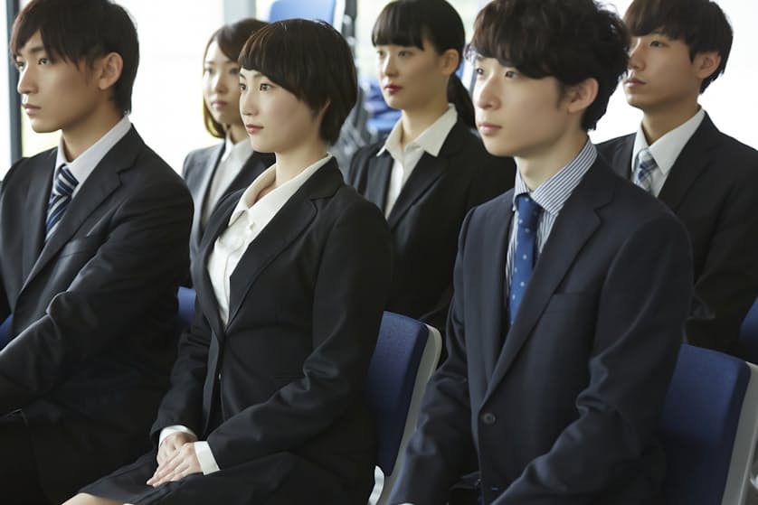 新入社員研修も終わり、新人が現場配属された職場も多いでしょう。いよいよ本格的な仕事のスタート。最初は希望と意欲を持って職場に足を踏み入れます(写真はイメージ)=PIXTA