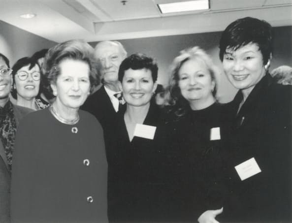 日本IBM時代、米国で開かれた講演会で英国のサッチャー元首相（手前左）と内永さん（右）