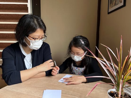 ローソンの佐々木紀子さん(写真左)は働き方を効率化した30代の経験を生かし、時短の管理職を務める
