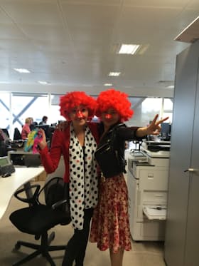 ロンドン赴任時代、オフィスのRed Nose Dayイベントにて。（「RED NOSE（赤い鼻）」をつけて身近な人と笑顔を贈りあうチャリティーイベント、右が瀬名波氏）