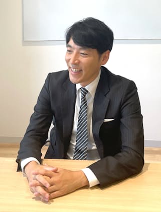 外部との打ち合わせがある時はスーツだが、普段は上下黒のジャージで出勤している。社員によれば「炭水化物を避け、魚肉ソーセージばかり食べている」らしい