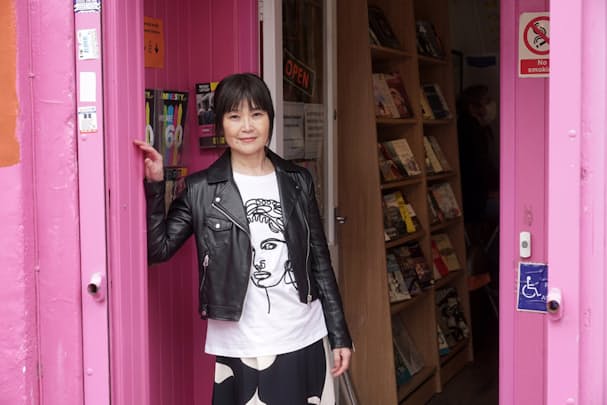 1996年から英国・ブライトン在住のブレイディさん。「高校時代は特に、家庭でつらいことが多かった。当時の私を支えてくれたのは、英国のパンクやロックでした」(写真/Shu Tomioka)