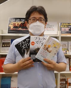 八重洲ブックセンター本店の川原敏治さんのおすすめは『ブラック・スワン』と『13歳からの地政学』
