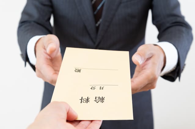 新卒採用の給与を引き上げる動きが顕著になっています(写真はイメージ)=PIXTA