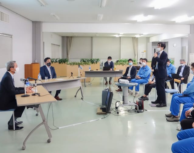 定期的に事業所を訪問し、若手社員も交えた対話集会を開いてきた(左端が山名氏)